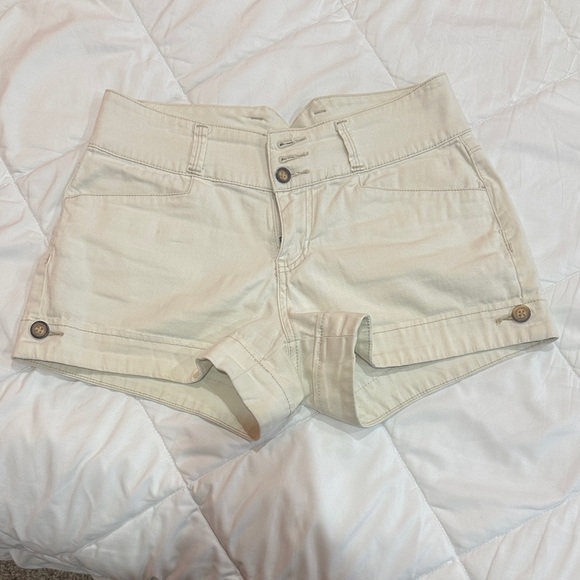 NWOT UNIONBAY High Waist Cream Shorts size 5 - Picture 1 of 5